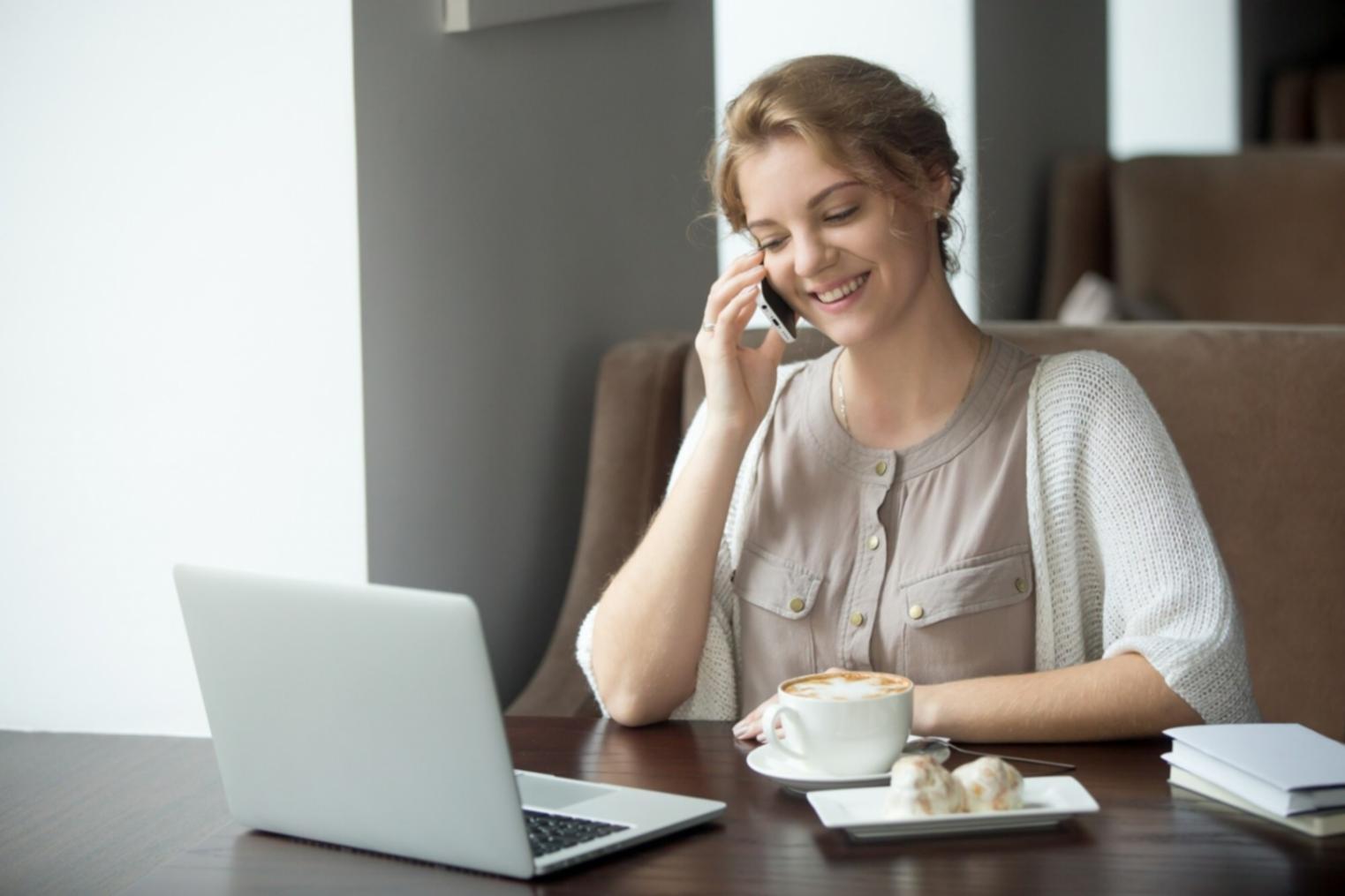 Modernes Büro mit Finanzmanagement-Tools
